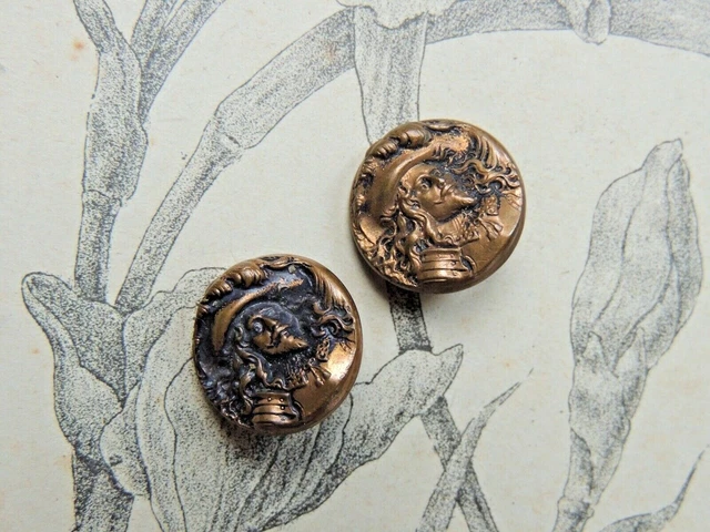 2 boutons anciens en métal doré à décor de Gentilhomme Mousquetaire - collection