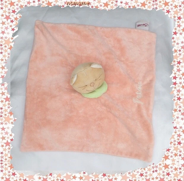 Doudou Peluche Plat Chat Patou Carré Rose Saumon Foulard Vert Bengy
