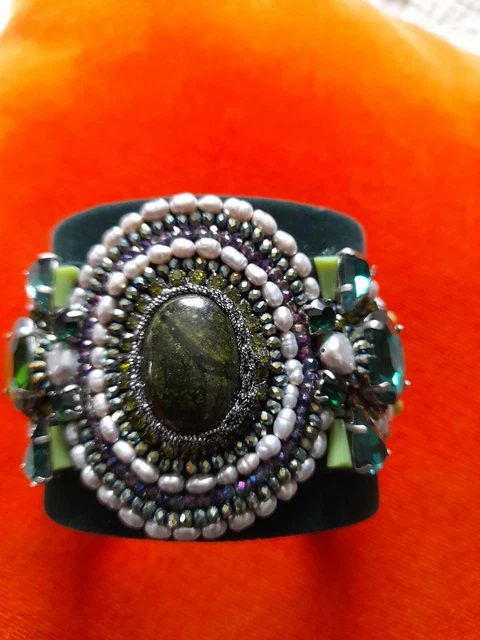 Bracelet Vintage Signé CARVEN - Décor Feuilles, Cabochons Vert Et Corail, Doré (Occasion Très Bon État)