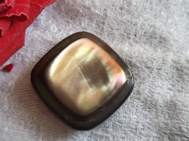 gros bouton ancien en nacre marron carré joli reflet  pied 2,4 cm G14K