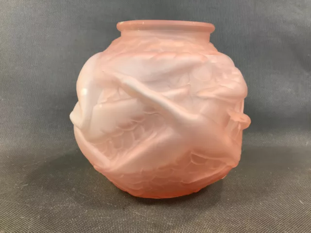 Ancien vase boule à fleurs en verre moulé rose vintage décors oiseaux cygnes oie