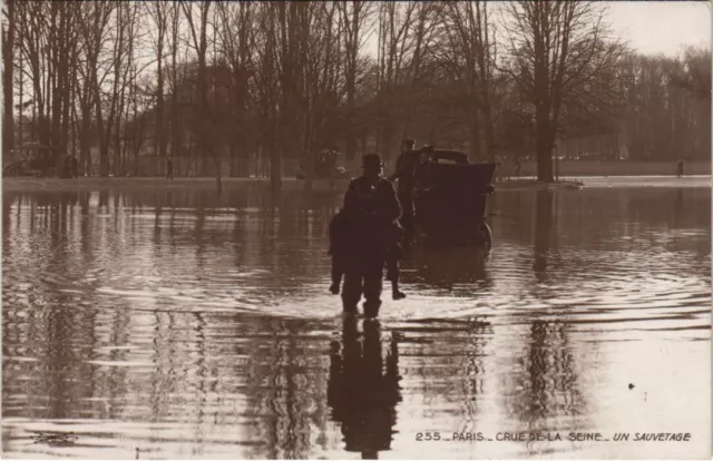 CPA Inondations 1910 PARIS un sauvetage (996906)