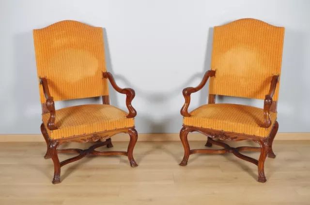 Paire de fauteuils style Régence