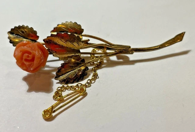 Boucles D'oreilles Anciennes - Or 9 Carats Avec Corail Sculpté Et Motif Fleur De Lys - Modèle Pendantes Avec Dormeuses