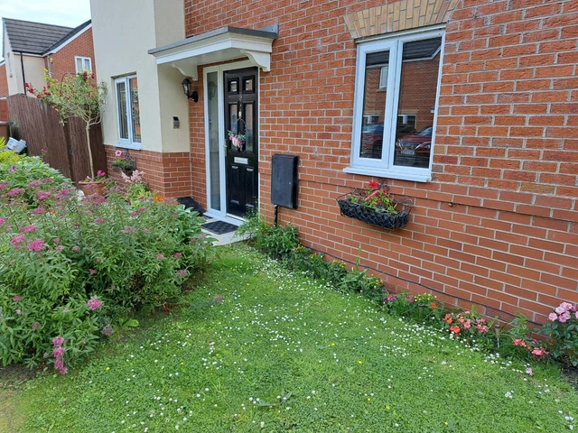 5 bedrooms  semi detached house with massive gardens 3