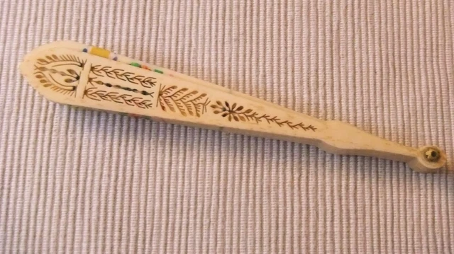 Muy Antiguo Abanico De Hueso O Marfil Con Filigrana Y Policromia Muy Antiguo Abanico De Hueso O Marfil Con Filigrana Y Policromia