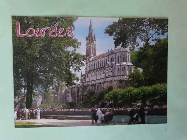 Carte Postale des Hautes Pyrénées GF Lourdes  la Basilique et le Gave