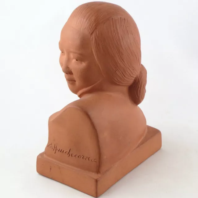 Belle femme asiatique sculpteur artiste sculpture en argile sur