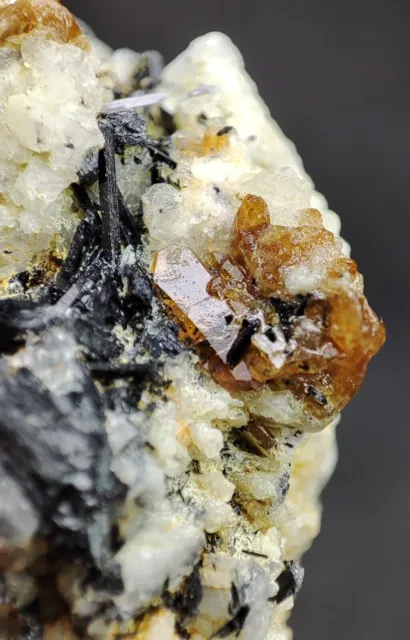 Mineral cristalino marrón monacita compuesto de cerio, lantano y torio- Pk