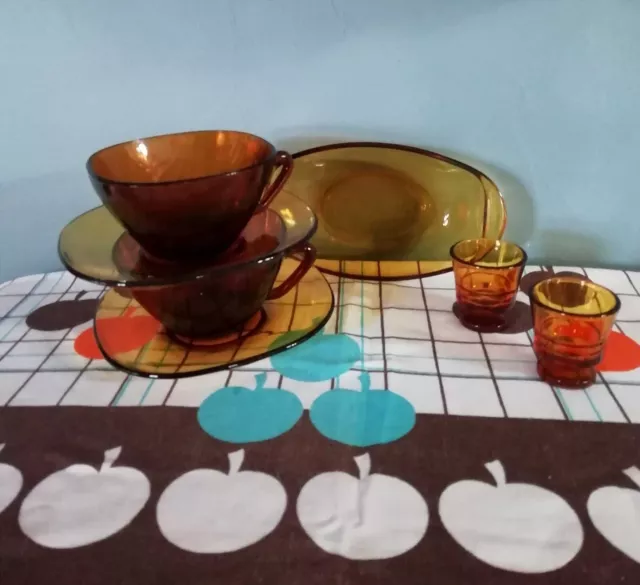 lot : 2 grandes tasses, 2 coquetiers, 1 beurrier en verre Duralex, vintage 1970