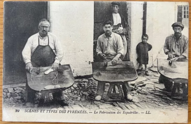 CPA années 1910: Scènes & Types des Pyrénées: LA FABRICATION DES ESPADRILLES