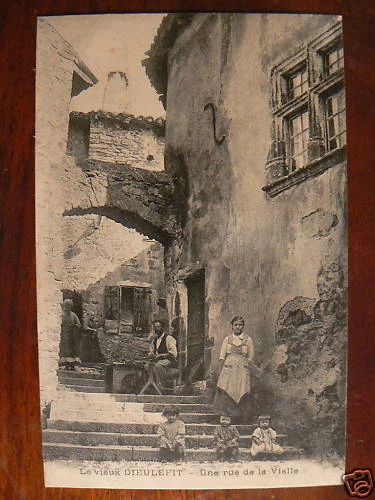 cpa 26 le vieux dieulefit rue de la vialle animee