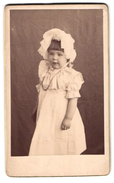 Fotografie unbekannter Fotograf und Ort, Kleines Mädchen im Kleid mit Haube