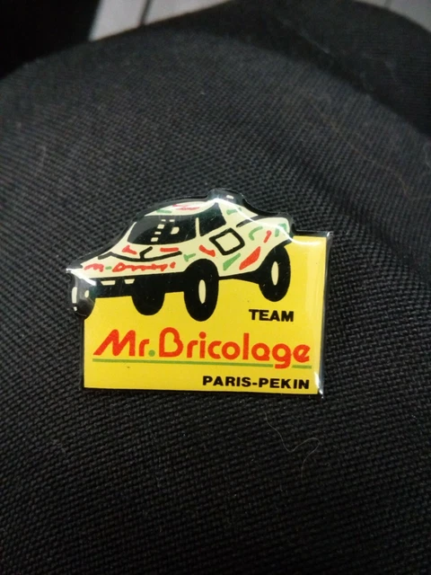 Pin's émaillé Paris Dakar 92 - Camion Mitsubishi 4x4, Total, Nikon