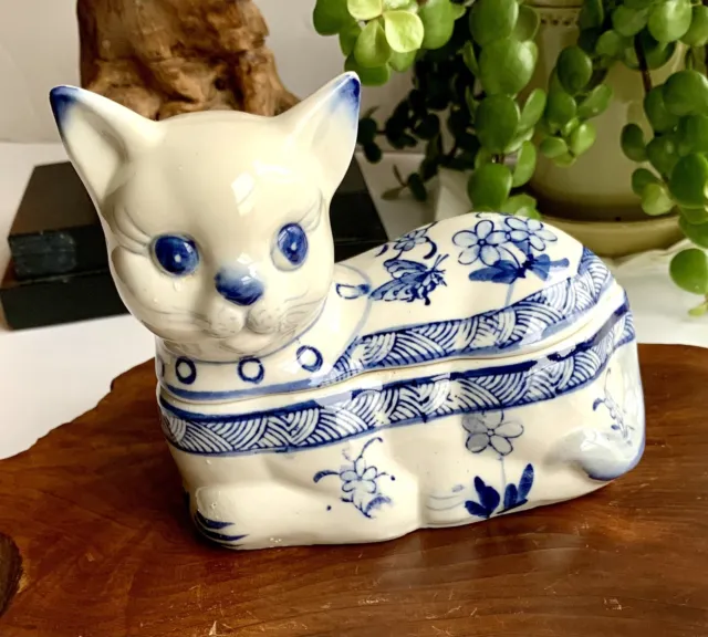 Vintage Chinese Chinoiserie Laying Cat Trinket Box Blue White Porcelain Lidded