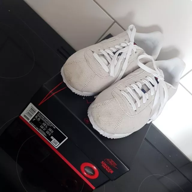 NIKE STRANGER THINGS X Classic Cortez QS Upside Down 90.00