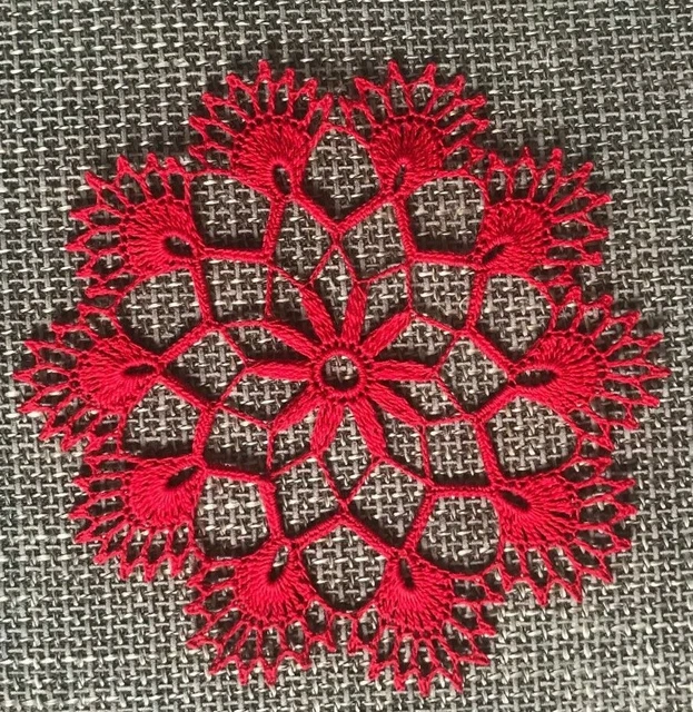 kleines Häkeldeckchen in rot 17,5 cm Handarbeit