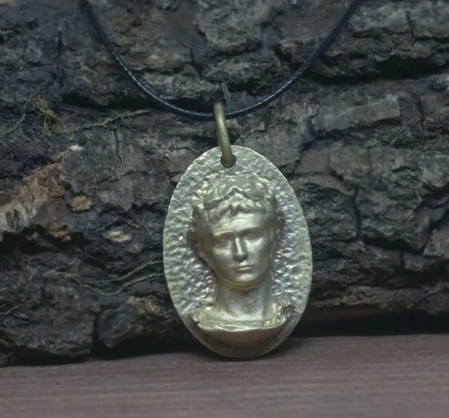 Collier avec pendentif en or 22-21 carats et pièce de monnaie antique en argent