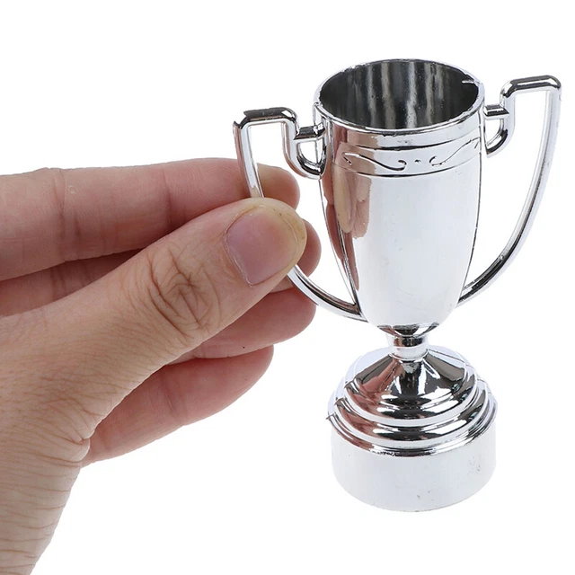 3 Stck. Gold Kunststoff Gewinner Medaillen + 3 Kunststoff Trophäe Spielzeug für Kinder Party Spaß PrLXI 5