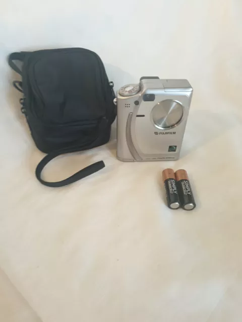 Fujifilm FinePix 4700 Zoom 2.4MP Retro Digital Camera & Case - Working