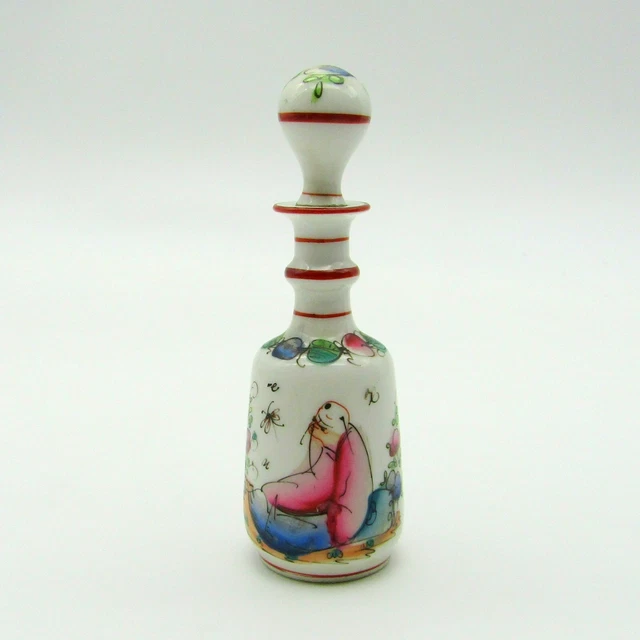 Bayeux. Gosse. Flacon en porcelaine décor de fleurs et personnages, XIXe