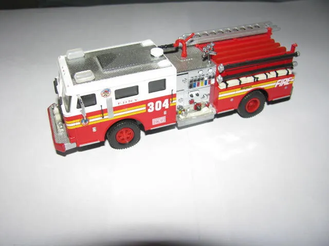Code 3 FDNY Engine 304 Feuerwehr New York F.D.N.Y  schönes Modell