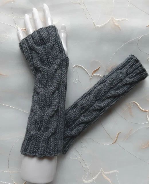 Armstulpen Pulswärmer mit Daumenloch handgestrickt dunkles Grau Zopfmuster 23 cm