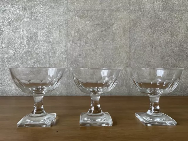 3x Verre à Schnaps Coupe de Liqueur Angulaire Pied Art Déco Antique Kosta Boda ?
