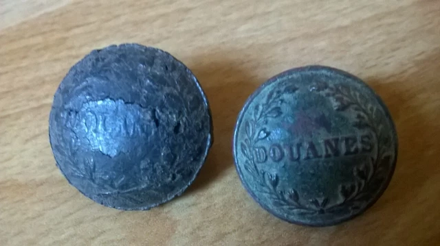 Lot de 2 anciens boutons des douanes françaises
