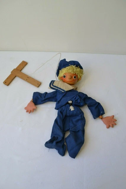 Marionettes tres anciennes en bois et tissus indonesie
