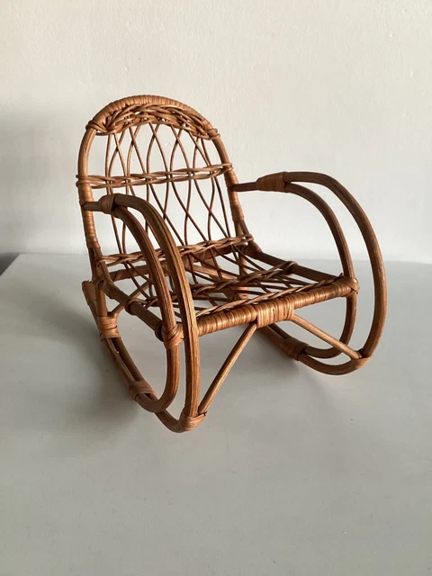 Poupée Ancienne Et 2 Chaises Miniatures En Bois Et Rotin - Déco Grenier