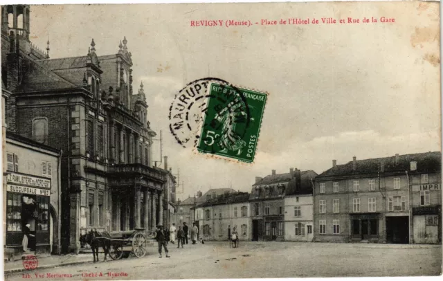 CPA Revigny (Meuse) -Place de l'Hotel de Ville et Rue de la Gare (178629)