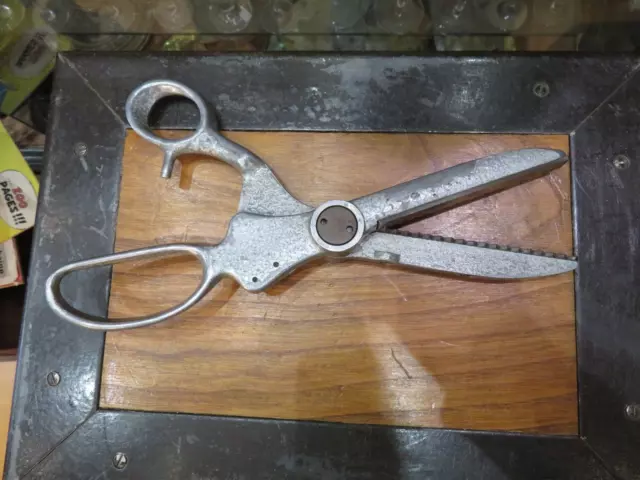 ancienne grande paire de ciseaux  couturiere en aluminum pour couper le galon