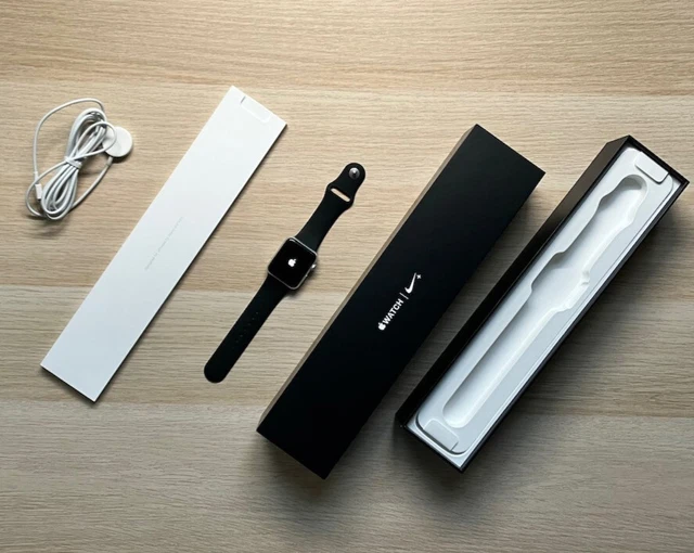 Apple Watch Nike+ 42mm Aluminiumgehäuse in Silber mit Sportarmband
