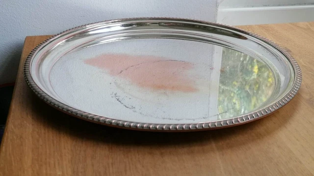 Antico vassoio bordato argento rotondo su rame goffrato 29 cm larghezza EA005