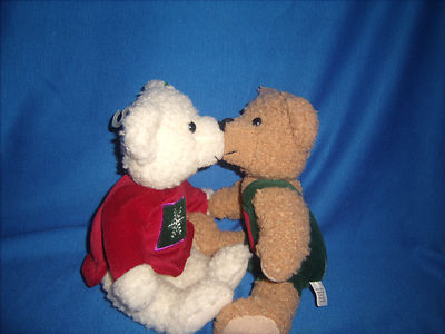 Hallmark Christmas Mistletoe Magnetic Kiss Kiss Bears