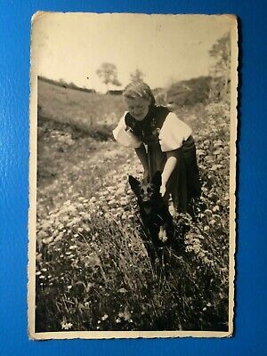Foto Vintage antik AK Photo Frau Woman Mädchen Girl Hund Dog Wiese Blumen alt