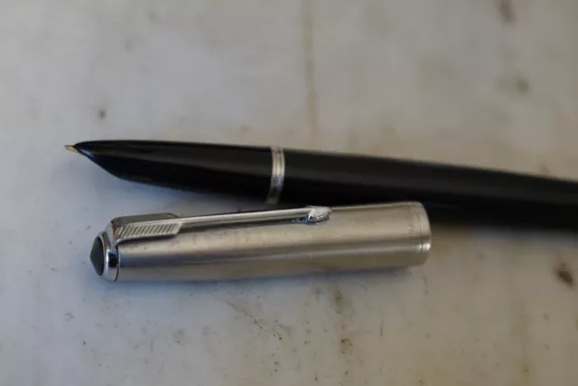 Stylo Plume Parker 51 En Resine Noire & Capuchon Chrome - Plume Or 18 Cts