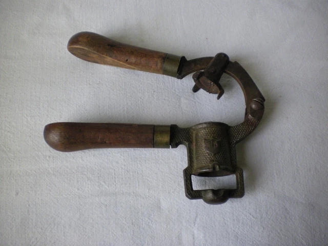 Ancien Sertisseur De Cartouches Calibre 16 - Outil De Chasse En Métal