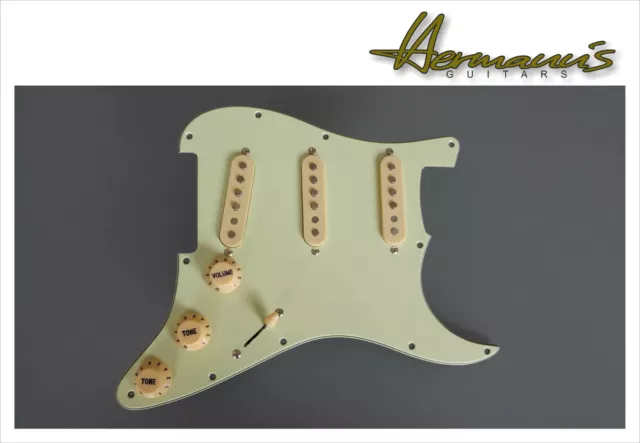 Strat ,Stratocaster Pickguard, Mint, loaded mit stagger Vintage 60s Alnico 5 PUs