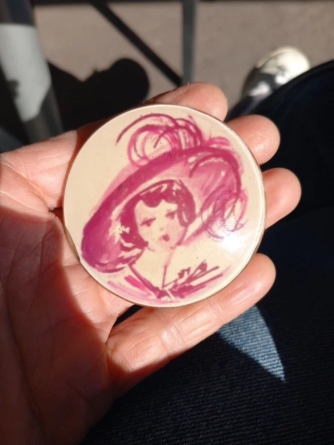 Belle Broche Vintage Ronde LEA STEIN Sérigraphiée – Motif Tête De Femme – Occasion