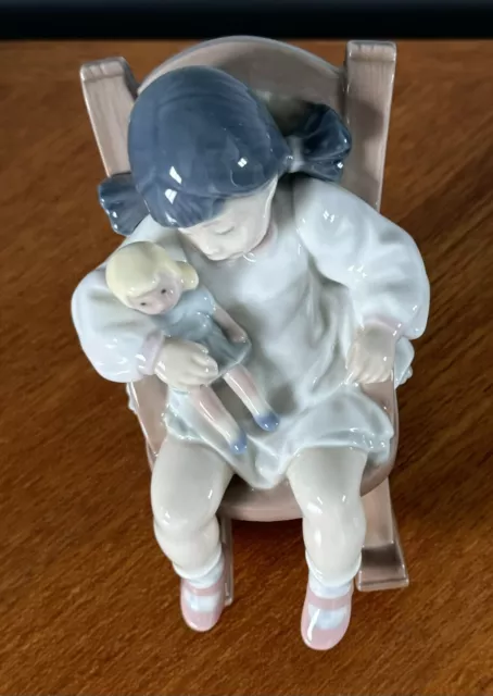 Lladro figurine  ‘ Naptime Girl’ 5448