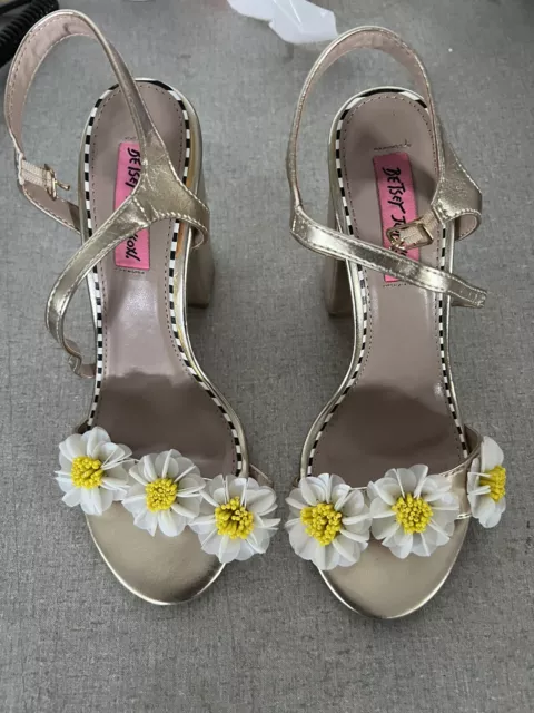 Betsey Johnson Flower Heels Sedona 8 Daisy Heels Sandals