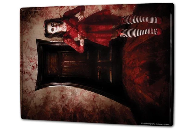 Plaque émaillée XXL Retro Femme en robe rouge