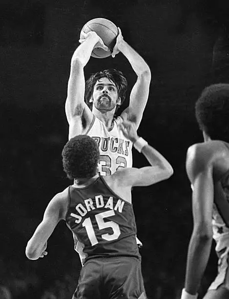 Brian Winters Of The Milwaukee Bucks Shooting 1970s Old Basketball Photo