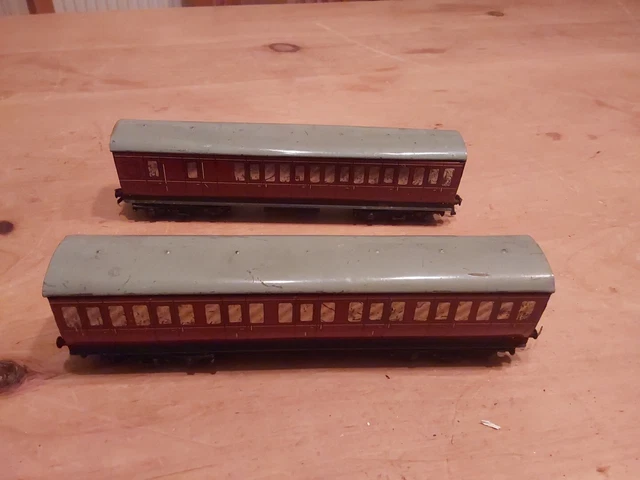 2 X Hornby Dublo Maroon Livery Suburban Tin Coach Carriages Oo Gauge