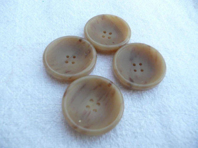 4 boutons anciens  en  plastique ou bakélite beige ou marron clair
