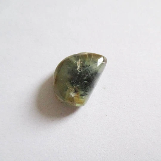 Préhnite cabochon pierre fine 16x11x7mm gemme multicolore reiki chakra plexus
