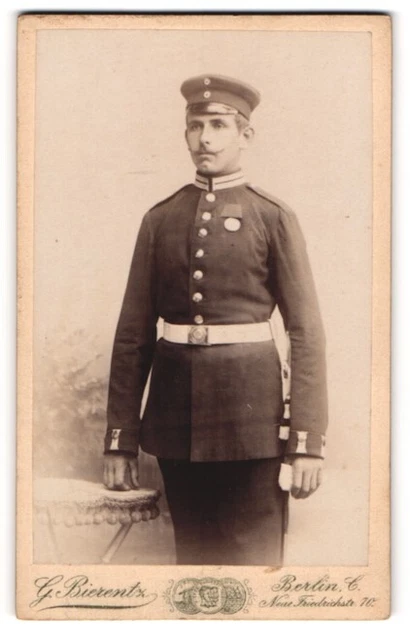 Fotografie G. Bierentz, Berlin-C, Portrait Soldat mit Orden CDV /Kabinett-Foto