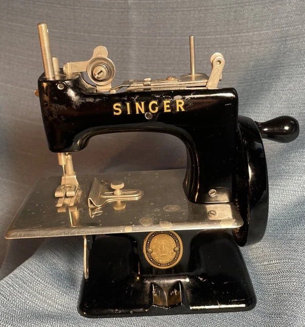 ANTIQUE/VINTAGE MINI SINGER Sewing Machine Black Hand Crank Child Size